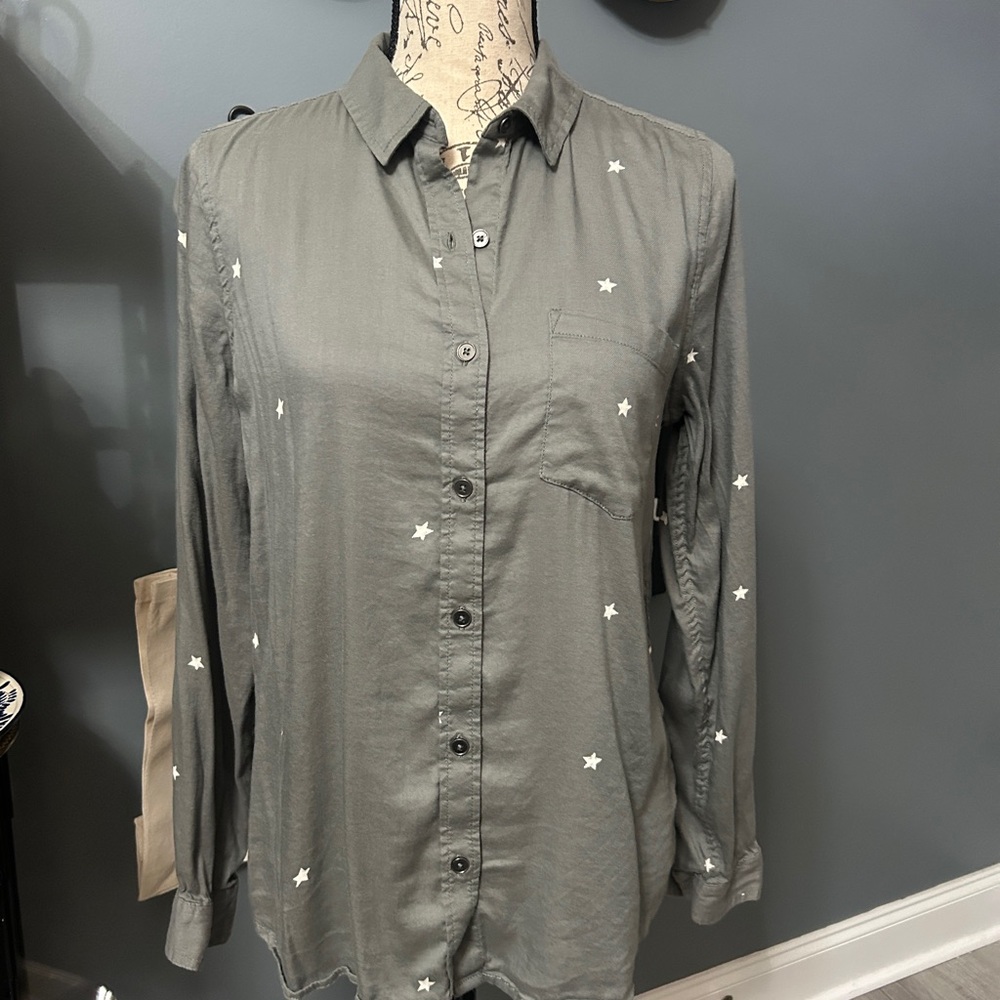 SO Perfect Shirt, Gray Star Pattern Lightweight Button Up Shirt- Size Medium